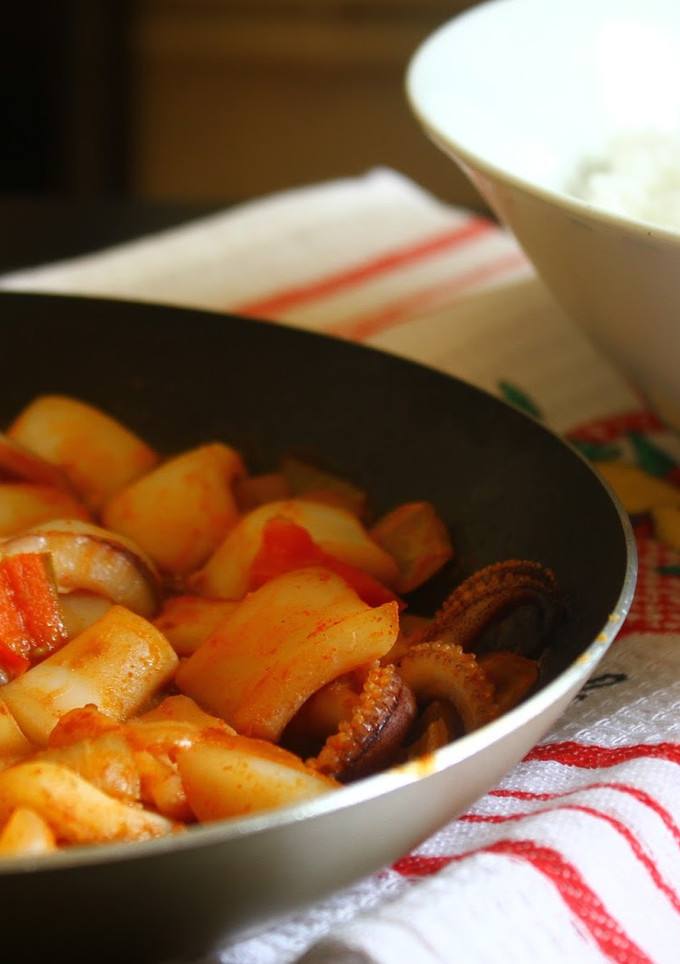 Una foto de Calamares en salsa con arroz