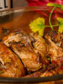 Una foto de Alitas de pollo al horno con salsa de soja y miel