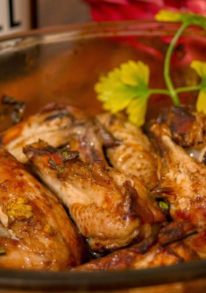 Una foto de Alitas de pollo al horno con salsa de soja y miel 
