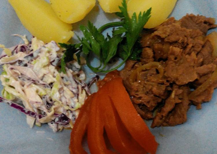 Panduan Menyiapkan beef  potato lada hitam with salad Super Enak