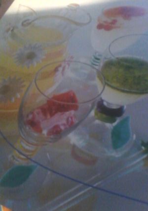Una foto de limonada con hielos de sabores