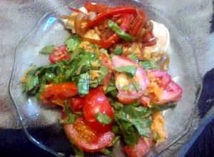 Una foto de Pechuga fileteada con ensalada de espinaca y tomates 