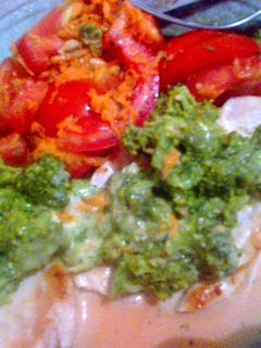 Una foto de Pechuga brócoli y ensalada tomate zanahoria