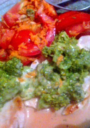 Una foto de Pechuga brócoli y ensalada tomate zanahoria