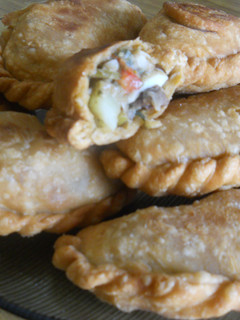 Una foto de Empanadas de carne cortada a cuchillo