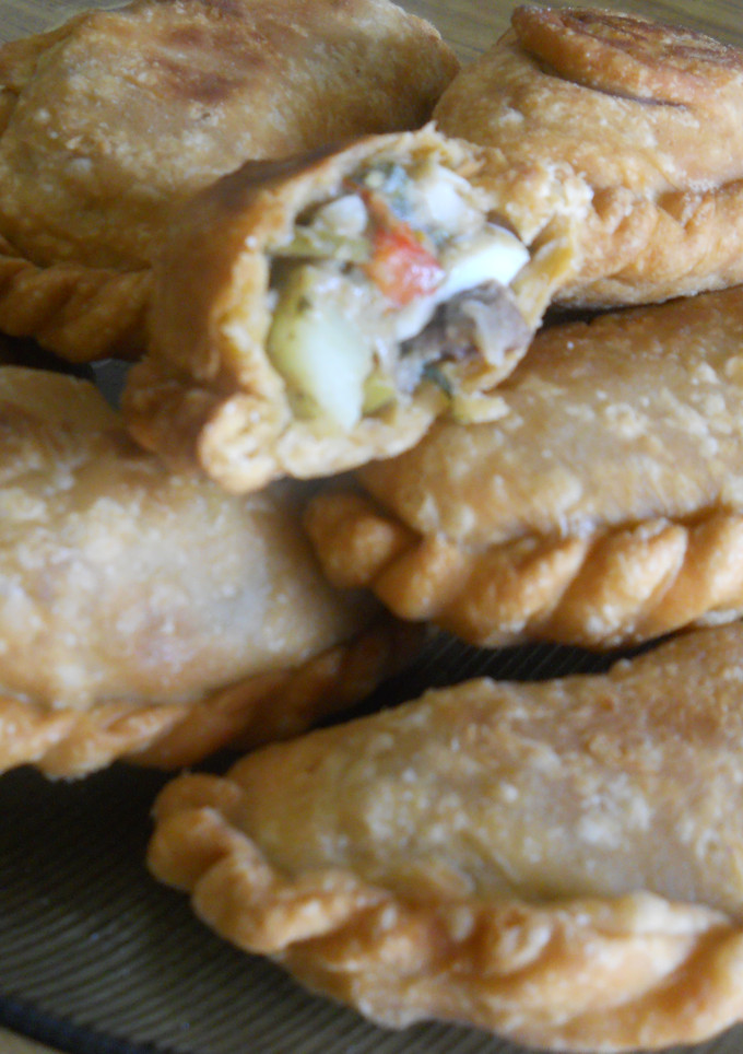 Una foto de Empanadas de carne cortada a cuchillo