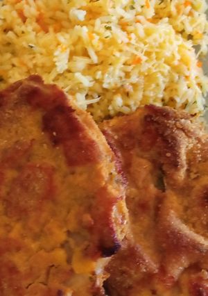 Una foto de Milanesas de carre de cerdo con arroz saborizado