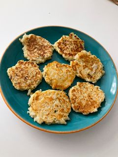 Una foto de Tortitas de arroz calabacín y cebolla (BLW)