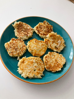 Una foto de Tortitas de arroz calabacín y cebolla (BLW)