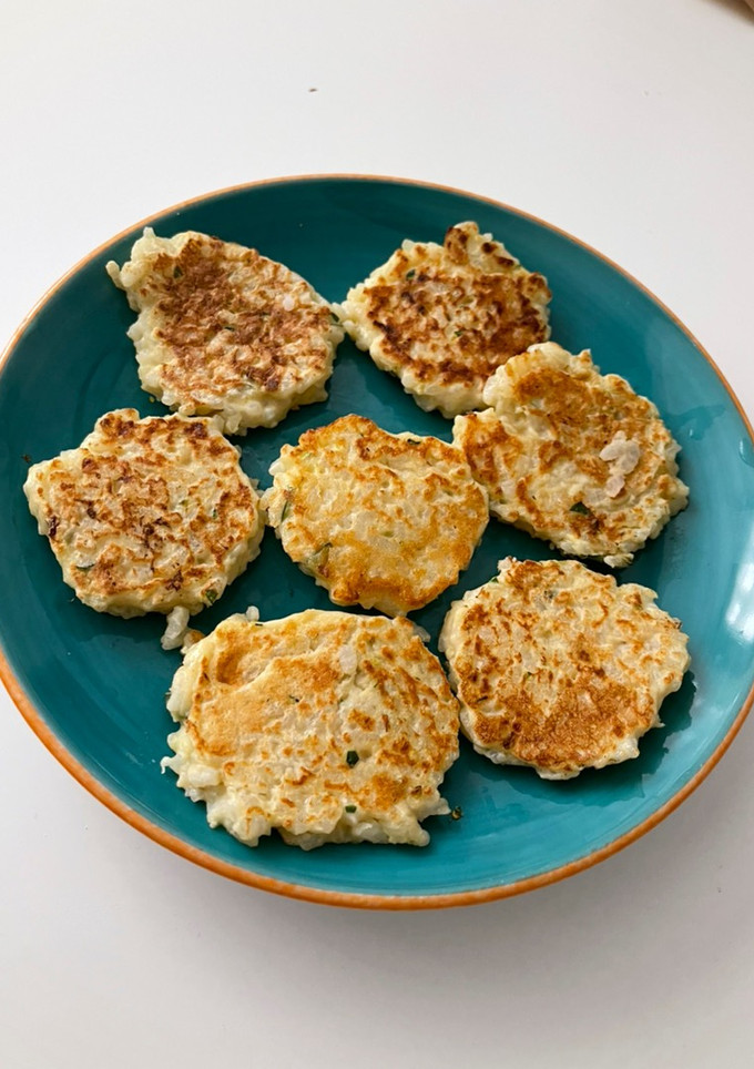 Una foto de Tortitas de arroz calabacín y cebolla (BLW)