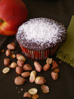 Una foto de Magdalenas de chocolate con melocotón y cacahuetes