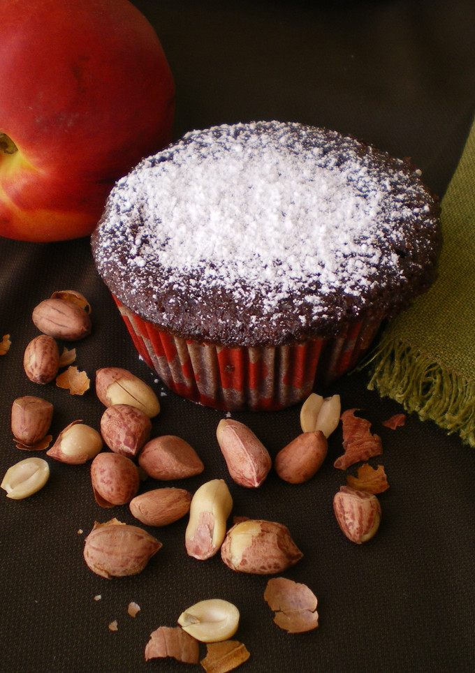 Una foto de Magdalenas de chocolate con melocotón y cacahuetes