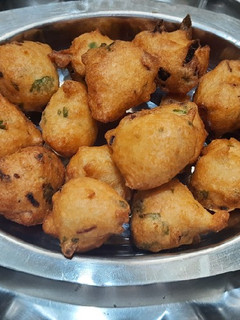 ரவா புனுக்குலு(rava punukulu recipe in tamil) செய்முறை முக்கிய புகைப்படம்