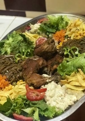 Une photo de Poulet 🍗 pané à la sauce avec purée de légumes et mariné de salade 🥗
