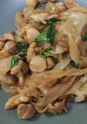 รูปของ เส้นใหญ่ผัดกะเพราไก่