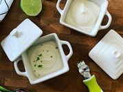 Une photo de crème de coco citron vert