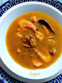 Una foto de Sopa de mariscos y pescados congelados y gambas frescas