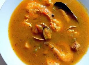 Una foto de Sopa de mariscos y pescados congelados y gambas frescas