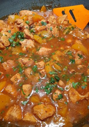 A picture of Chicken pilav with peaches.