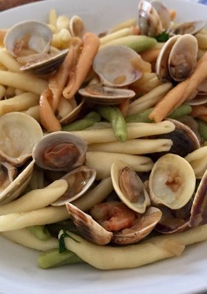 Foto principal de Pasta con gambas y almejas. Receta para comer en la terraza 💕😋🏖🏖