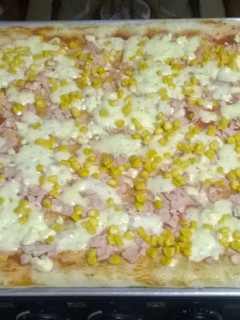 Una foto de Pizza de jamón, queso mozzarella y maízReceta #3