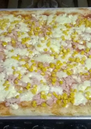 Una foto de Pizza de jamón, queso mozzarella y maízReceta #3