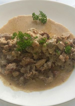 A picture of Beef stroganoff.