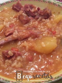Una foto de Costillas adobadas con patatas y arroz