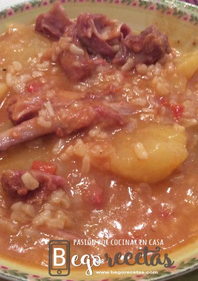 Una foto de Costillas adobadas con patatas y arroz