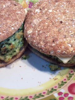 Una foto de Hamburguesas caseras de pollo y espinacas