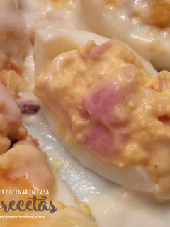 Una foto de Huevos cocidos con jamón de York y bechamel