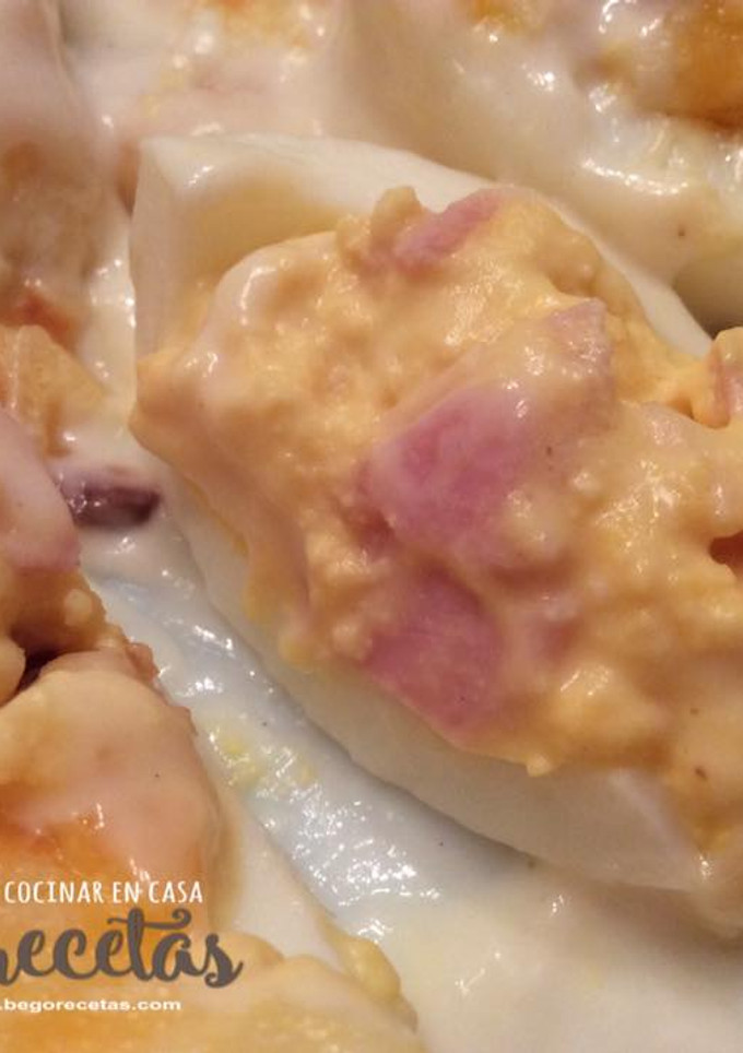 Una foto de Huevos cocidos con jamón de York y bechamel