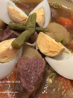 Una foto de Estofado de ternera, zanahorias, patatas y trigueros