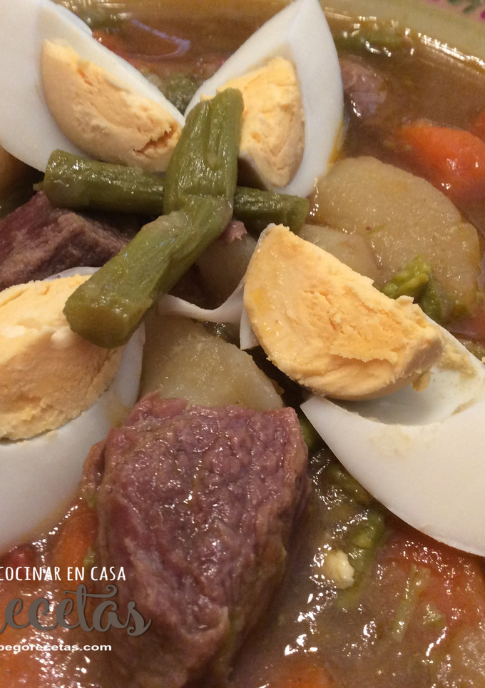 Una foto de Estofado de ternera, zanahorias, patatas y trigueros