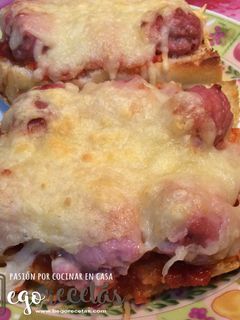 Una foto de Paninis de salchichas frescas y queso
