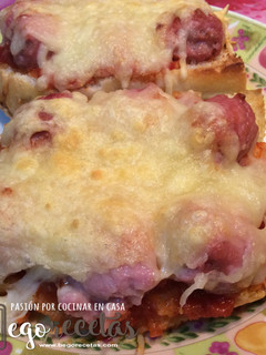 Una foto de Paninis de salchichas frescas y queso