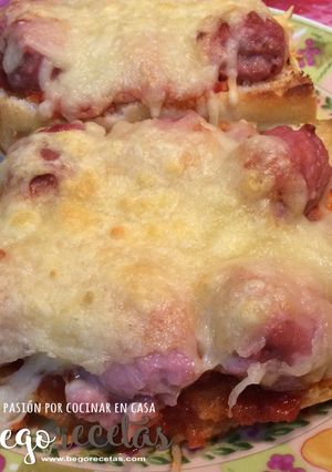 Una foto de Paninis de salchichas frescas y queso