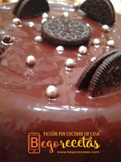 Una foto de Bizcocho de chocolate con galletas Oreo