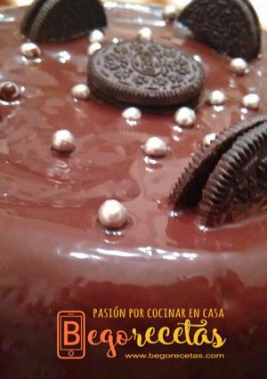 Una foto de Bizcocho de chocolate con galletas Oreo