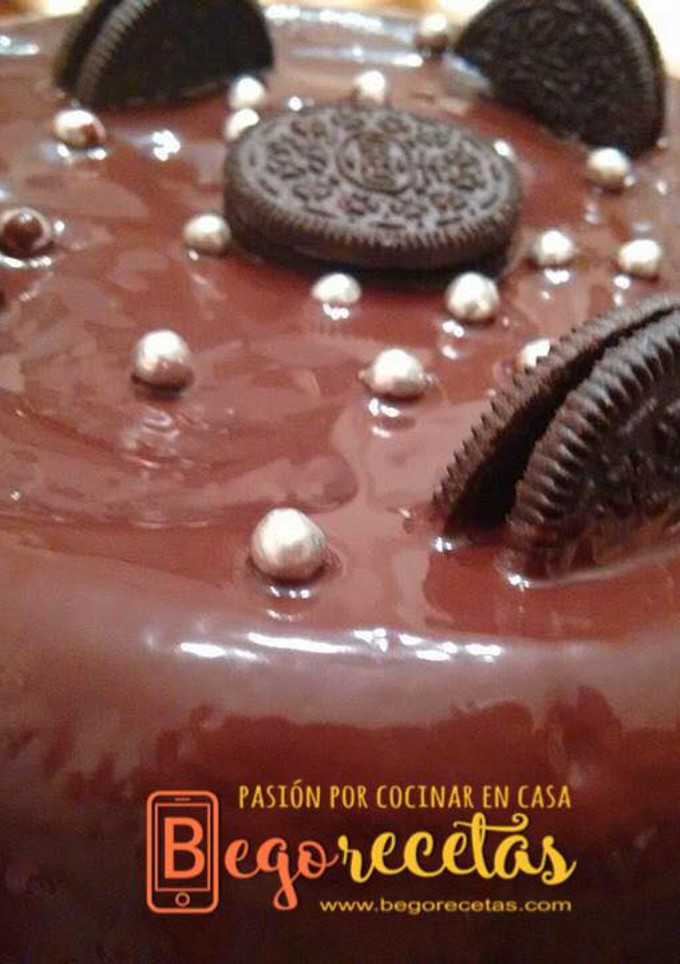 Una foto de Bizcocho de chocolate con galletas Oreo
