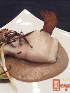 Una foto de Bacalao confitado con cremoso de boletus y crujiente de puerros