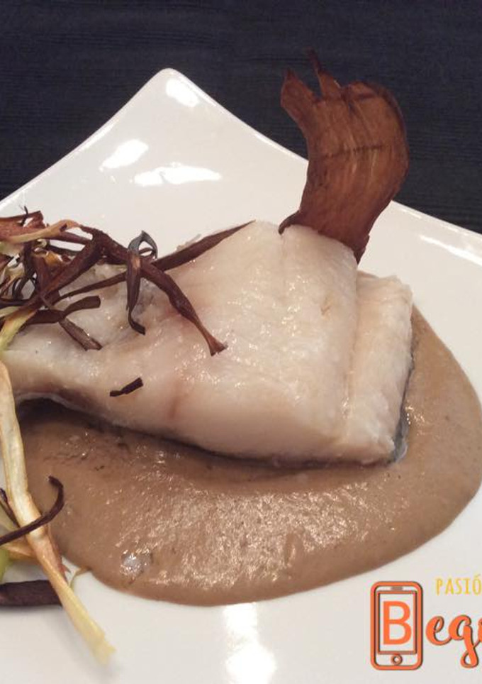 Una foto de Bacalao confitado con cremoso de boletus y crujiente de puerros