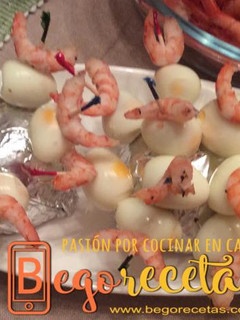 Una foto de Pinchos de gamba y huevo