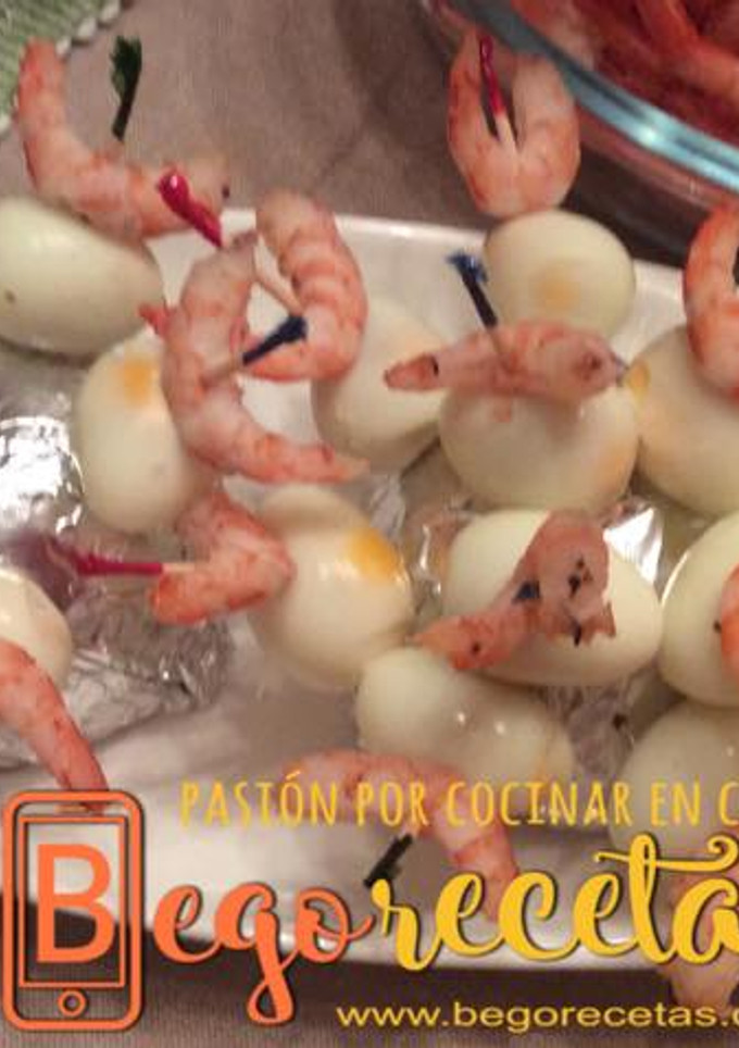 Una foto de Pinchos de gamba y huevo