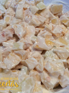 Una foto de Macedonia de frutas con yogur