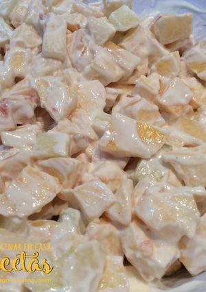 Una foto de Macedonia de frutas con yogur