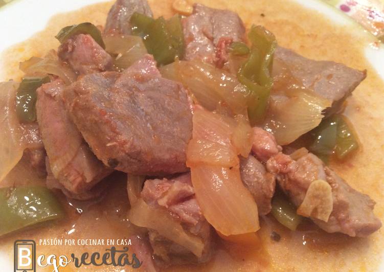 Atún encebollado