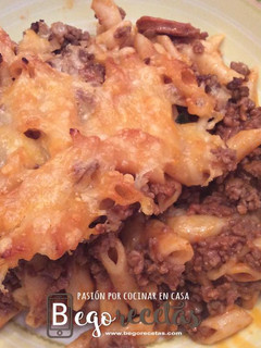 Una foto de Macarrones con carne picada, chorizo y tomate gratinados