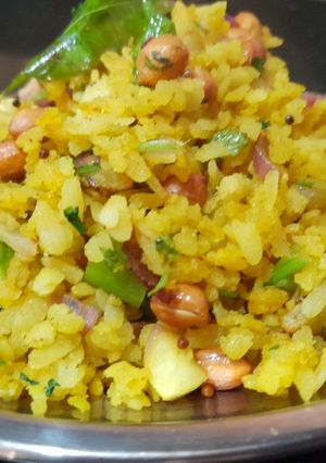 आलू प्याज़ का पोहा(aloo pyaz ka poha recipe in hindi) रेसिपी मुख्य फोटो