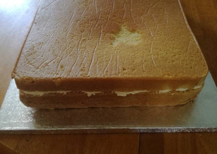 Vanilla cake with lemon buttercream